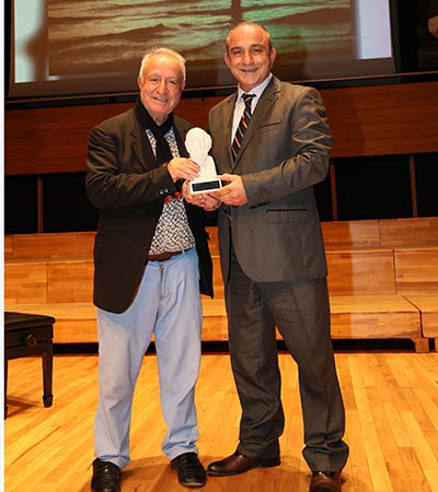 A. Beyhan Özdemir, ödülünü (Yusuf Çınar verdi)